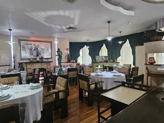 Salón de La Cava del Duque, con sus paredes verdes y el cuadro al fondo