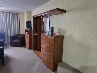 Cómoda de madera y televisión de la Ejecutiva