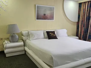 Cama de la Imperial y su mesa de noche