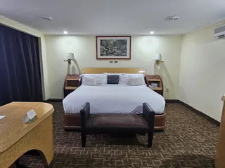 Habitación Junior: la cama King, con el escritorio curvo en primer plano