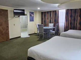 Segundo ambiente de la Nupcial, con la mesa y la cama