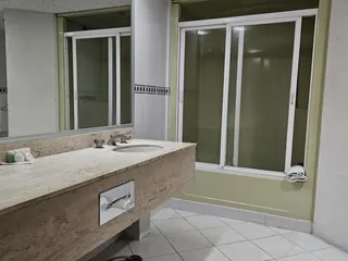 Baño de la Senior, con lavabo sobre cubierta de piedra